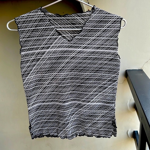 None Tops - Black and White Sleeveless Stretchable Top